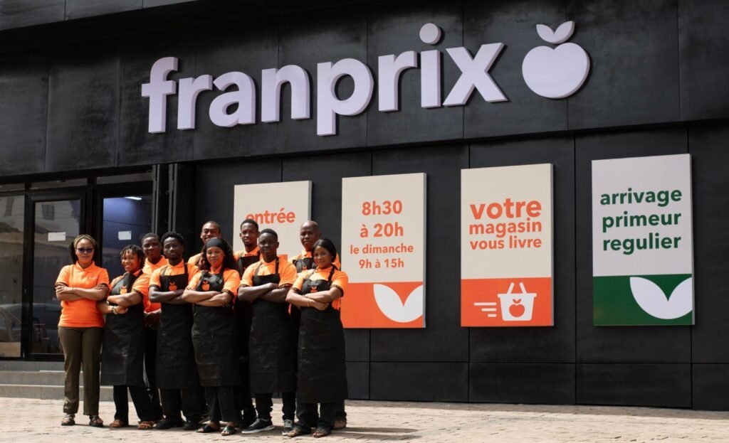 Façade du supermarché Franprix Coléah à Conakry avec son équipe