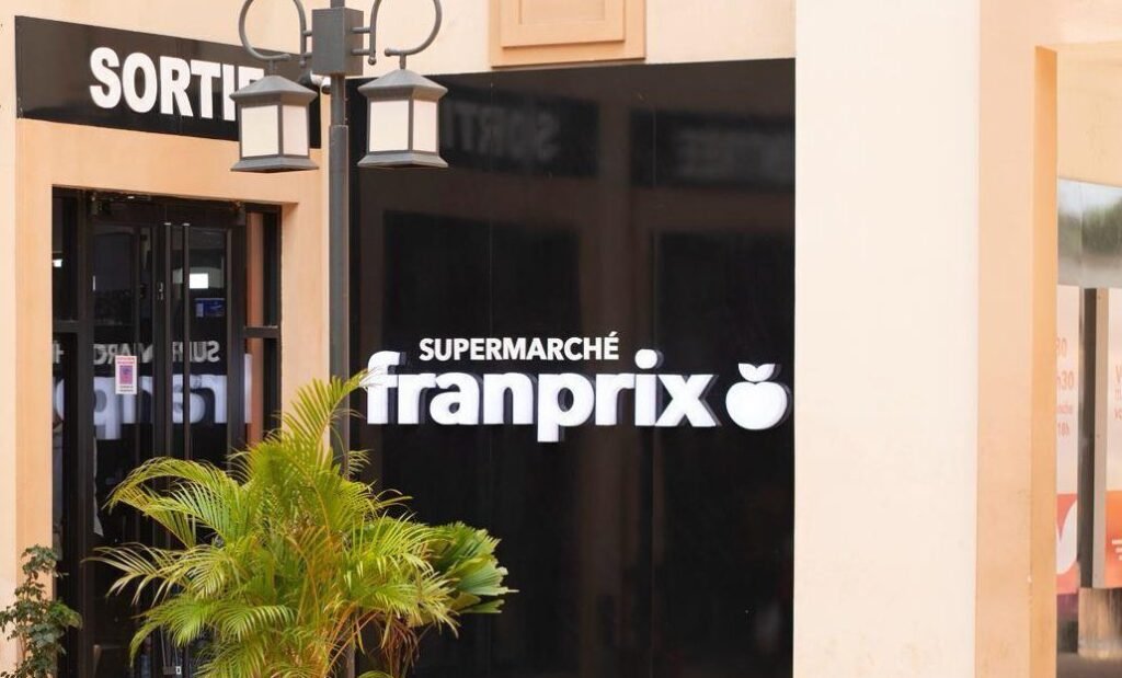 Entrée du supermarché Franprix Kipé au centre Baie des Étoiles, Conakry